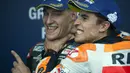 Marc Marquez seolah hendak mencekik leher Fabio Quartararo (kiri) pebalap Petronas Yamaha SRT asal Prancisyang berhasil meraih posisi pertama dalam sesi kualifikasi pada GP Spanyol di Sirkuit Jerez de la Frontera. (AFP/Jorge Guerrero)