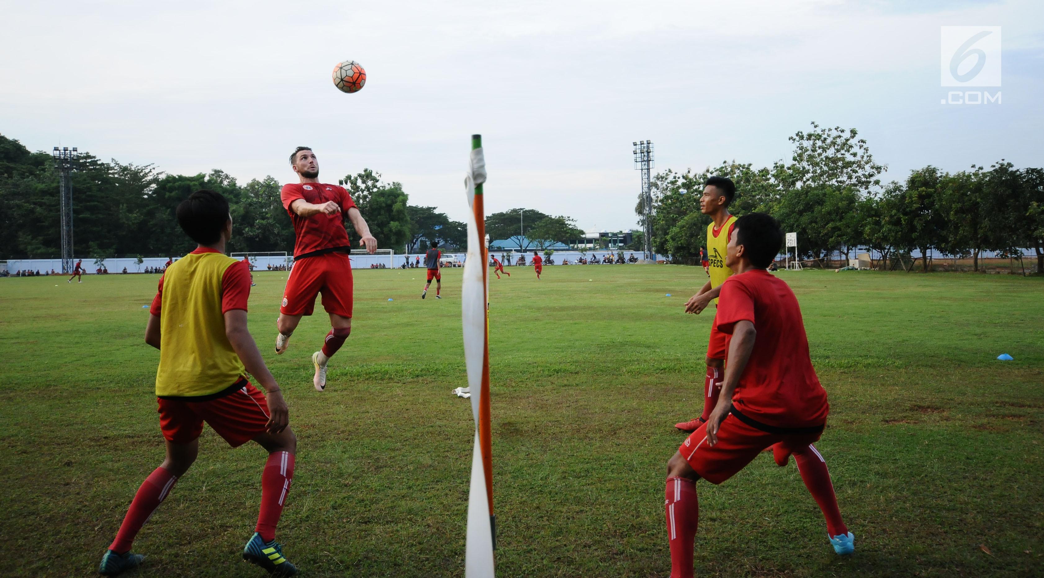 Pemain asing Persija asal Kroasia, Marko Simic (kedua kiri) saat latihan di Lapangan Sutasoma, Halim Perdanakusuma, Jakarta. (Liputan6.com/Helmi Fithriansyah)