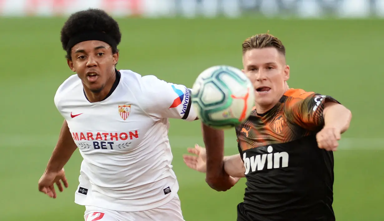 Manchester United kalah bersaing dengan Chelsea untuk mendapatkan Jules Kounde. Kounde punya kesepakatan personal dengan The Blues, namun belum menemui kesepakatan terkait harga transfernya. (Foto: AFP/Cristina Quicler)