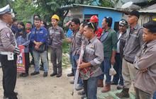 Aksi Anggota Polantas Pelalawan Sambangi Karyawan Perusahaan, Edukasi Terkait Pilkada