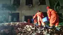 Petugas penyelamat mencari korban selamat  setelah hotel runtuh di Suzhou di Provinsi Jiangsu, China timur (12/7/2021). Pihak berwenang sedang menyelidiki penyebab bencana di hotel tersebut. (AFP/CNS)