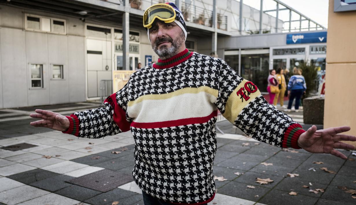 Herminio berpose saat berlangsungnya Kejuaraan Dunia Sweater Terjelek di kota Albi, Prancis pada 1 Desember 2018. Berbagai peserta dengan sweater berdesain norak pun berlomba-lomba untuk dianggap sebagai yang paling jelek. (ERIC CABANIS / AFP)
