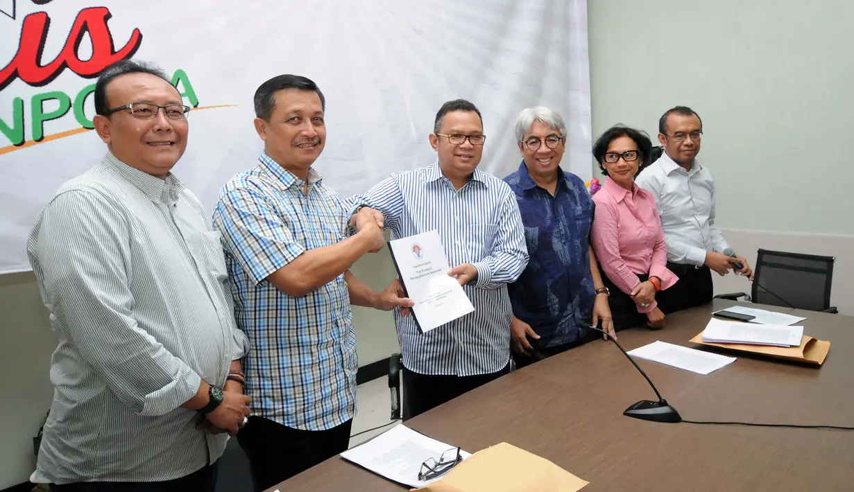 Anggota tim sembilan Kemenpora, Oegroseno (kedua kiri) bersalaman dengan Alfitra Salamm saat jumpa pers berakhirnya masa tugas tim sembilan di Jakarta, Rabu (6/5/2015). Tugas tim sembilan berakhir pada 30 April lalu. (Liputan6.com/Helmi Fithriansyah)