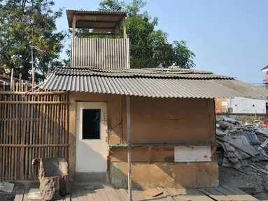 Ini adalah bedeng tempat Agus Darmawan membunuh PNF, Jakarta, Minggu (11/10/2015). Menurut warga, bedeng tersebut kepap dijadikan arena kumpul para ABG.(Liputan6.com/Gempur M Surya)