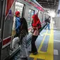 Penumpang menaiki kereta rel listrik (KRL) di Stasiun BNI City, Jakarta, Minggu (31/7/2022). Stasiun BNI City diharapkan menjadi alternatif pengguna KRL sehingga tidak terjadi penumpukan penumpang di Stasiun Sudirman dan Stasiun Karet saat jam sibuk. (Liputan6.com/Faizal Fanani)
