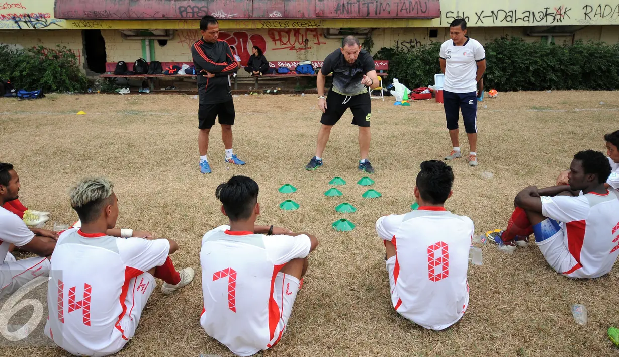 Pelatih PBR, Dejan Antonic (tengah) memberi arahan pada pemainnya saat laga uji coba di Stadion Lebak Bulus Jakarta, Sabtu (22/8/2015). Uji tanding ini merupakan persiapan jelang turnamen Piala Presiden 2015. (Liputan6.com/Helmi Fithriansyah)