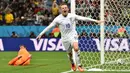 Wayne Rooney merayakan gol ke gawang Uruguay pada laga Piala Dunia di Stadion Corinthians Arena, Brazil, Kamis (19/6/2014). (AFP Photo/Ben Stansall) 