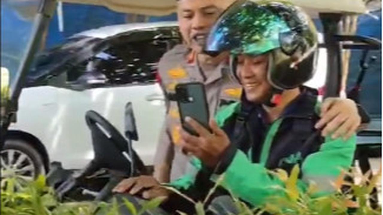 Asyik Sedang Video Call dengan Sang Istri, Ojol Ini Kaget Tiba-tiba Disamperi Jendral Polisi