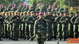 Citizen6, Surabaya: 1 Batalyon prajurit Korps Marinir mengikuti upacara Bendera gabungan TNI dan Polri jajaran Garnisun Tetap III Surabaya, yang digelar di lapangan Kodam V Brawijaya Surabaya, Selasa (17/7). (Pengirim: Budi Abdillah).