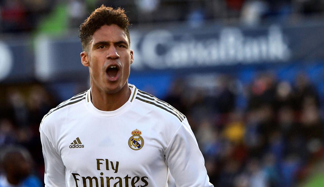 5. Raphael Varane - Raphael Varane mampu mengimbangi permainan Sergio Ramos dan menjadi duet terbaik di lini pertahan Real Madrid. Pemain asal Prancis ini memiliki kecepatan dan cerdas dalam membaca pergerakan serangan pemain lawan. (AFP/Oscar Del Pozo)