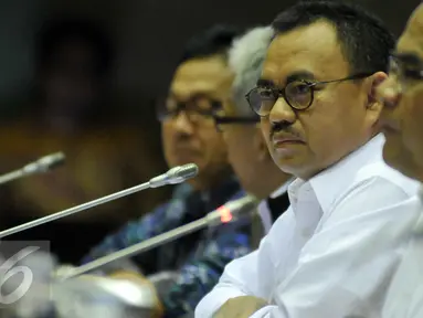 Menteri ESDM, Sudirman Said saat mengikuti Rapat Kerja dengan Komisi VII DPR RI di Kompleks Parlemen, Senayan, Jakarta, Selasa  (12/4). Rapat tersebut membahas Update Perkembangan soal Blok Masela dan Blok Mahakam. (Liputan6.com/Johan Tallo)