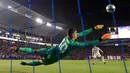 Kiper Manchester United, Joel Pereira (kiri) mencoba menangkap bola yang dilesakkan oleh gelandang AC Milan Jose Mauri dalam International Champions Cup (ICC) 2018 di Carson, California, Amerika Serikat, Rabu (25/7). (AP Photo/Mark J. Terrill)