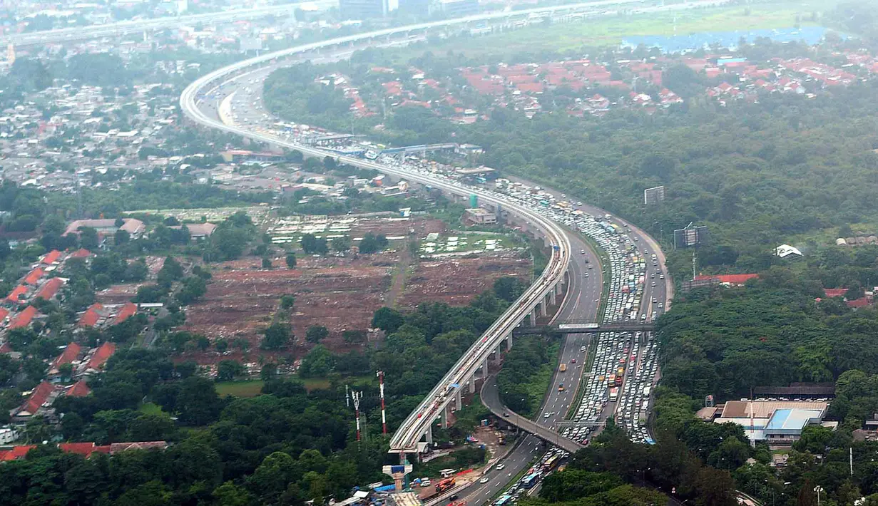 Pandangan udara titik kemacetan di wilayah Jabodetabek dengan Helikopter Super Puma TNI AU yang ditumpangi Wakil Presiden Jusuf Kalla dan Gubernur DKI Anies Baswedan dari lapangan helipad, Monas, Jakarta, Senin (28/1). (Liputan6.com/HO/TIM MEDIA WAPRES)
