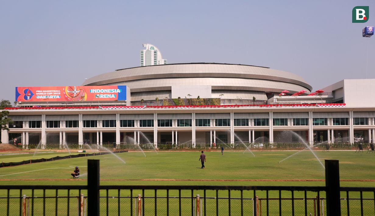 Suasana Indonesia Arena, Senayan, Jakarta menjelang Piala Dunia FIBA 2023 pada Kamis (24/08/2023). (Bola.com/Bagaskara Lazuardi)
