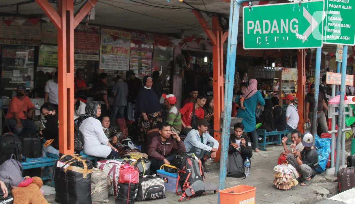 Sejumlah calon penumpang menunggu bus antar kota di terminal Kalideres Jakarta, Kamis  (22/12/2022).  Kepala Dinas Perhubungan (Kadishub) DKI Jakarta, Syafrin Liputo menyebutkan,  Jelang Natal dan Tahun Baru penumpang bus antarkota antarprovinsi (AKAP) di Terminal Kalideres mengalami lonjakan hingga 100 persen. (Liputan6.com/Johan Tallo)