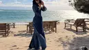 Beby memilih tampil dengan long dress lengan panjang bercorak warna navy. Tampak ia mengenakan kacamata hitam. [@bebytsabina]