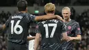 Selebrasi striker Manchester City, Erling Haaland (kanan) setelah mencetak gol pertama timnya ke gawang Tottenham Hotspur pada laga tunda pekan ke-34 Liga Inggris 2023/2024 di Tottenham Hotspur Stadium, London, Selasa (14/5/2024). (AP Photo/Kin Cheung)
