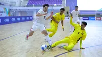 Pemain Timnas Futsal Indonesia, Imam Anshori berduel dengan pemain Malaysia di Piala AFF Futsal 2026 yang bertempat di Nonthaburi Sports Complex Gymnasium, Thailand, Selasa (7/4/2026). (Dok. FFI)