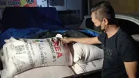 Mobil Bawa 1,5 Ton Pupuk Subsidi Ilegal Digiring ke Polres Tuban