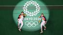 Pasangan Indonesia, Apriyani Rahayu (kiri) dan Greysia Polii Indonesia berpose di lapangan dengan medali emas bulu tangkis ganda putri mereka selama Olimpiade Tokyo 2020 di Musashino Forest Sports Plaza di Tokyo pada 2 Agustus 2021. (AFP/Pool/Lintao Zhang)