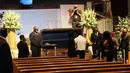 Para pelayat memberi penghormatan terakhir untuk George Floyd di Gereja Fountain of Praise, Houston, Amerika Serikat, Senin (8/6/2020). Harga peti mati emas George Floyd sekitar USD 25.000 hingga USD 30.000. (Xinhua/Steven Song)