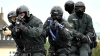 Kesal karena dipecat, sejumlah anggota polisi kesatuan elit Jerman memporak-porandakan kantor polisi.