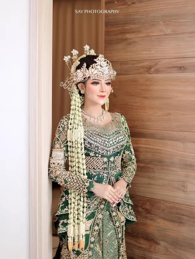 Bella Bonita saat resepsi pernikahan (Instagram/khadijahazzahra_makeup)