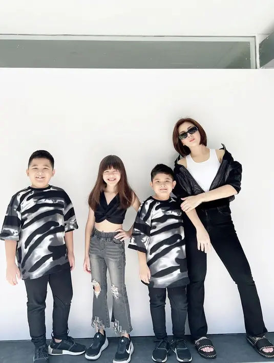 <p>[Instagram/dhenaaldhaliadevanka]</p>