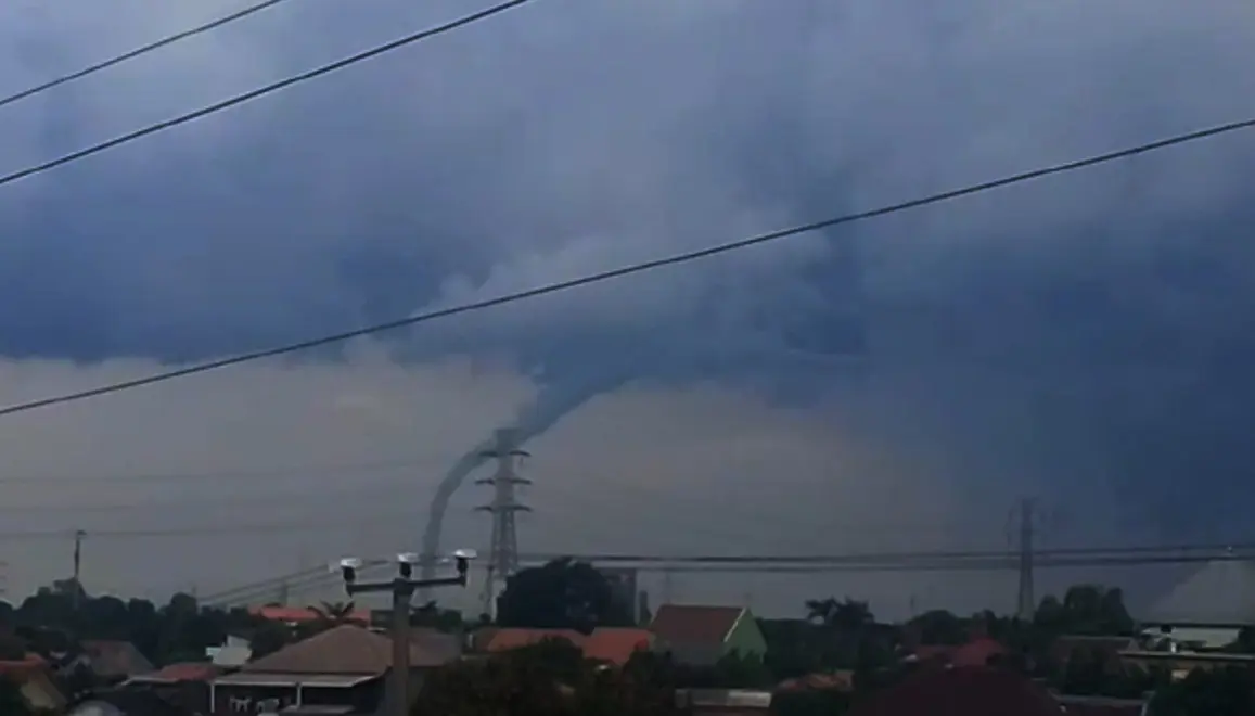 Angin puting beliung mengamuk di Kecamatan Pangenan dan Mundu, Kabupaten Cirebon, Jawa Barat. (Screenshot: Video amatir warga/Liputan6.com/Panji Prayitno)