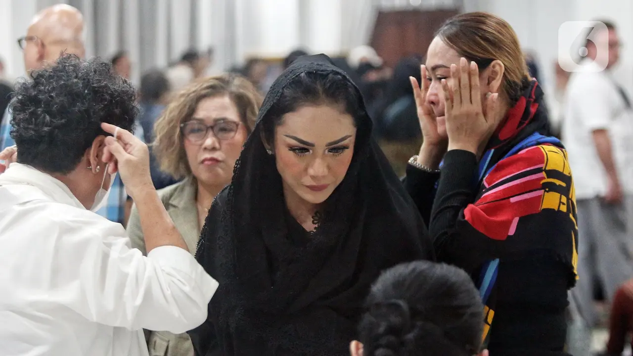 Dipenuhi Artis dan Musisi, Suasana Haru Selimuti Rumah Duka Titiek Puspa