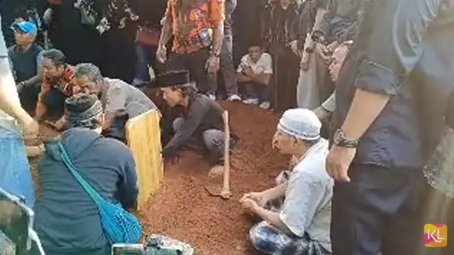Prosesi Pemakaman Mpok Alpa