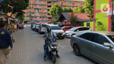 Warga beraktivitas di sekitar Rusun Petamburan, Jakarta, Jumat (21/8/2020). Pelaksana Tugas (Plt) Kepala Dinas PRKP DKI Jakarta, Sarjoko mengatakan Dinas Perumahan Rakyat dan Permukiman (PRKP) DKI Jakarta akan membangun 10 rusunawa baru tahun 2020 ini. (Liputan6.com/Immanuel Antonius)