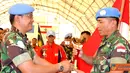 Citizen6, Lebanon: Komandan FHQSU Kolonel Adm Dharmawan Bhakti mewakili Komandan UNIFIL menyerahkan tropy juara umum pada saat penutupan pertandingan, bertempat di Rubb Hall, Markas UNIFIL, Lebanon, Senin (25/6). (Pengirim: Badarudin Bakri).
