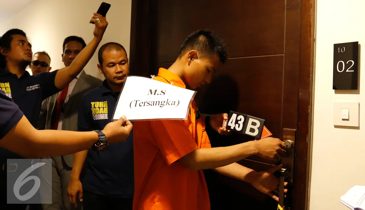 Tersangka Mursalim saat memperagakan 82 adegan dalam rekonstruksi yang digelar, Jakarta, Senin (14/9/2015). Mursalim terus tertunduk saat rekonstruksi tersebut. (Liputan6.com/Yoppy Renato)