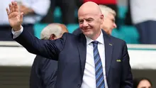 Gianni Infantino, Presiden FIFA, melambaikan tangan kepada penonton sebelum pertandingan babak 16 besar Piala Dunia Antarklub 2025 antara CR Flamengo dan FC Bayern M&uuml;nchen di Hard Rock Stadium pada 29 Juni 2025 di Miami Gardens, Florida. (Michael Reaves/Getty Images via AFP)