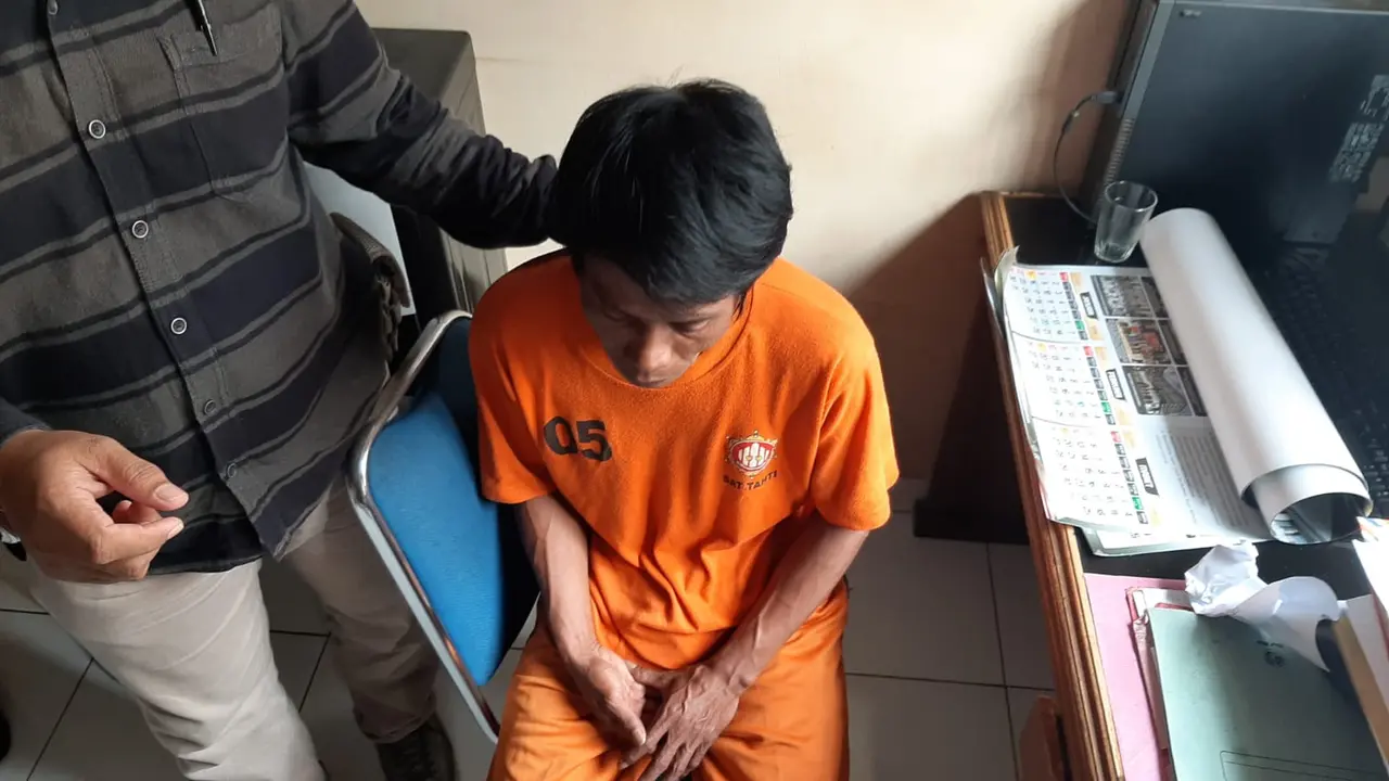 Diduga karena kehabisan modal untuk memancing, R (40) nekat membobol celengan anak yatim di sebuah rumah kosong Desa Mertajaya, Kecamatan Bojongasih, Kabupaten Tasikmalaya, Jawa Barat. (Liputan6.com/Jayadi Supriadin)