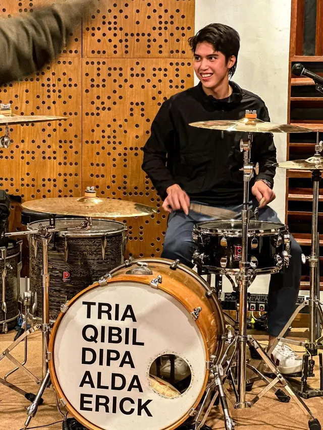 7 Potret El Rumi di Pestapora 2023, Jadi Drummer The Changcuters