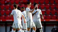 Penyerang Bayern Munchen, Robert Lewandowski, berhasil mencetak satu gol sekaligus membantu timnya menang 2-0 atas Union Berlin pada laga pekan ke-26 Bundesliga Jerman di Alte Foersterei, Minggu (17/5/2020). (AFP/HANNIBAL HANSCHKE / POOL)