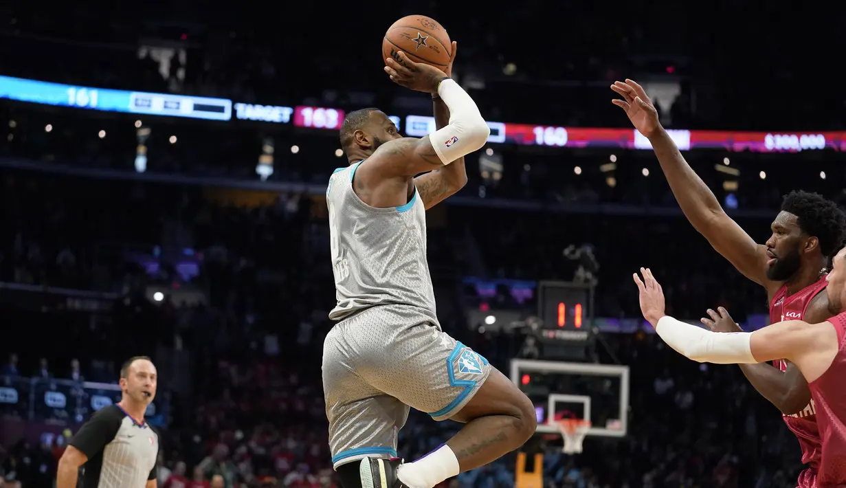 Laga semakin seru menjelang akhir pertandingan. Tim Durant yang sempat memperkecil selisih menjadi 160-161 akhirnya harus menyerah 163-160 usai tembakan dua poin Lebron James bersarang di jaring Tim Durant. (AP/Charles Krupa)