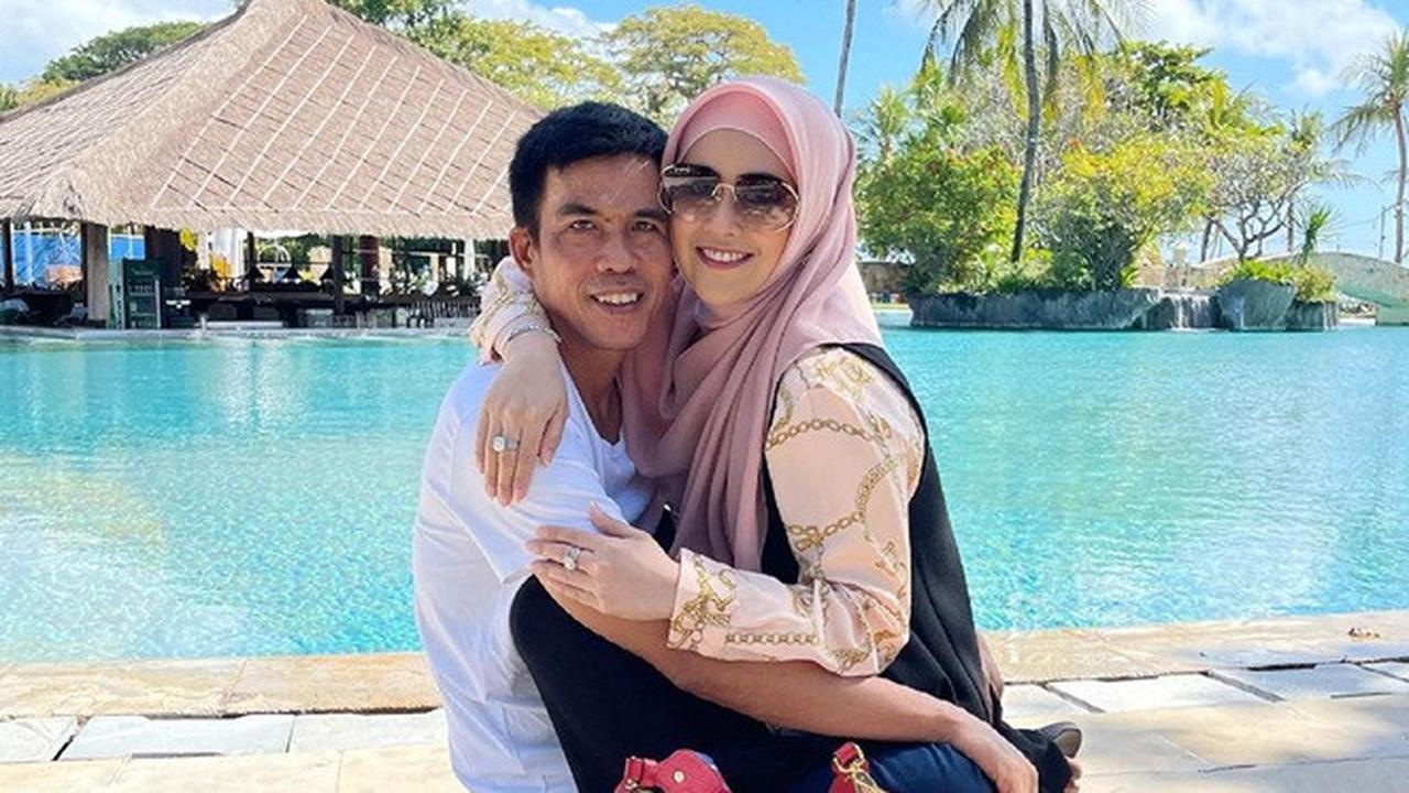 7 Potret Liburan Meggy Wulandari dari Suami di Bali, Tampil Mesra