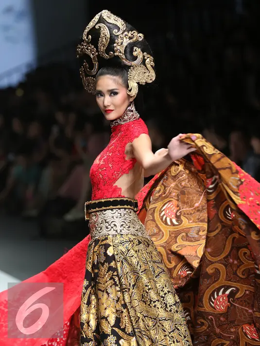 Model membawakan busana rancangan Anne Avantie di Jakarta Fashion Week (JFW) 2016 di Senayan City, Jakarta, Selasa (27/10/2015). Koleksi kali ini Anne Avantie bertema “Gambang Semarang”. (Liputan6.com/Herman Zakharia)