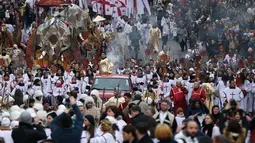 Sejumlah peserta "Alilo" saat melakukan pawai bersama di jalanan Tbilisi, Georgia, Kamis (7/1). Mereka merayakan Natal Ortodoks yang jatuh pada 7 Januari menurut kalender Julian. (REUTERS/David Mdzinarishvili)