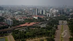 Pemandangan deretan gedung-gedung pencakar langit di kawasan sekitar  Monas, Jakarta, Kamis (14/5/2015). Pemprov DKI Jakarta terus berupaya menambah ruang terbuka hijau (RTH) yang kini jumlahnya masih di bawah 10 persen. (Liputan6.com/Faizal Fanani)