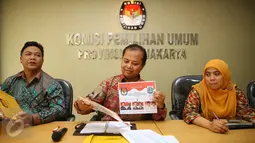 Ketua KPUD DKI Jakarta Sumarno menunjukkan surat suara pemilihan Gubernur dan Wagub DKI Jakarta, Rabu (11/1).  Tema debat pertama para pasangan Cagub dan Cawagub DKI yaitu Pembangunan Sosial Ekonomi untuk Jakarta (Liputan6.com/Immanuel Antonius)