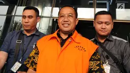 Senyum Komisaris PT KAK Khayub Muhamad Lutfi usai menjalani pemeriksaan oleh penyidik di Gedung KPK, Jakarta, Selasa (13/3). Khayub ditahan terkait proyek di lingkungan Pemkab Kebumen APBD TA 2016. (Merdeka.com/Dwi Narwoko)