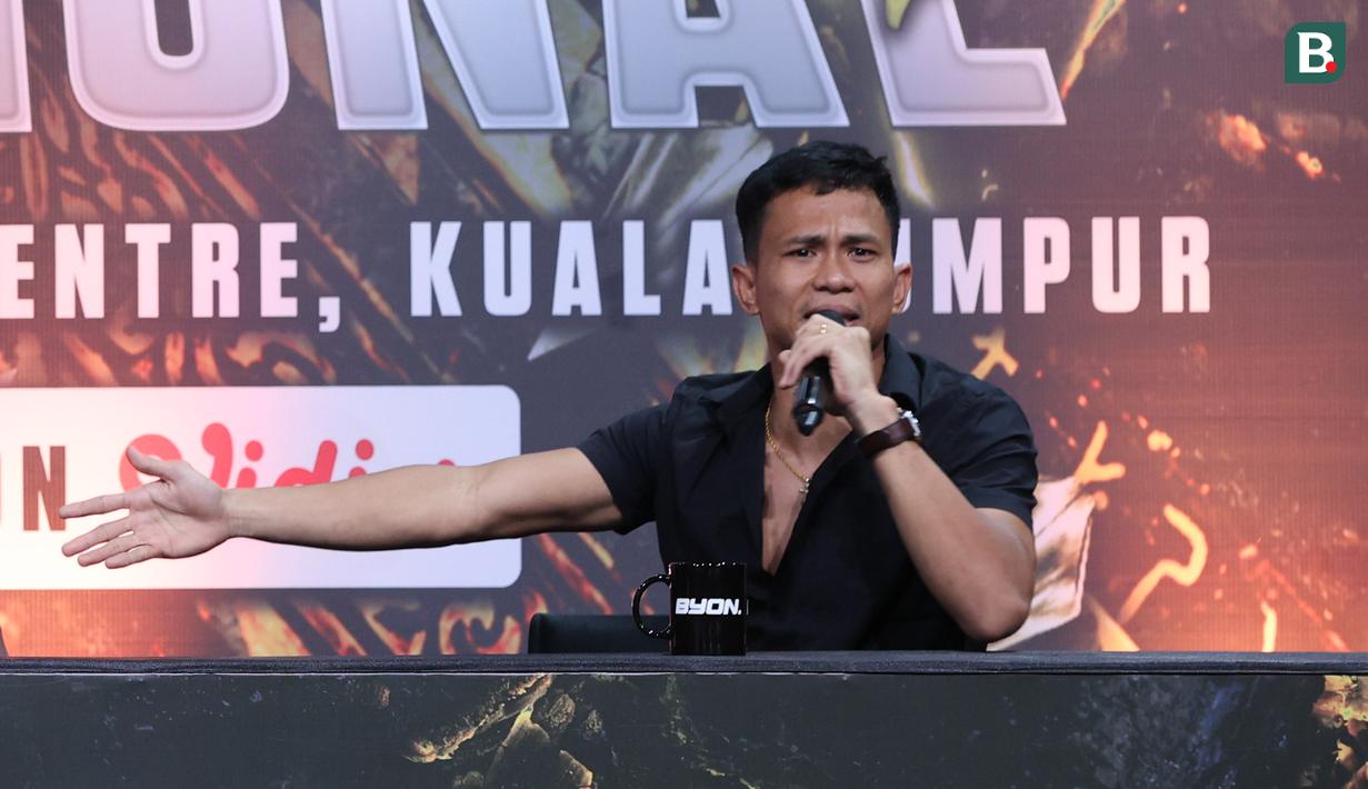 Petarung Indonesia, Ronal Siahaan, memberikan keterangan saat jumpa pers Byon Combat Showbiz Vol.7 di SCTV Tower, Jakarta, Kamis (12/3/2026). (Bola.com/M Iqbal Ichsan)