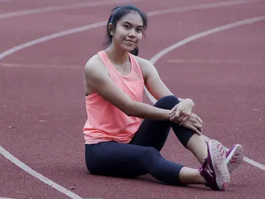 Atlet lari putri Indonesia, Jeany Nuraini, berpose usai latihan di Stadion Madya, Jakarta, Kamis (17/10/2019). Sprinter muda ini akan menjadi salah satu atlet yang akan berlaga di SEA Games 2019. (Bola.com/M Iqbal Ichsan)