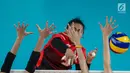 Pemain Voli Indonesia, Aprilia Santini Manganang saat melawan Thailand dalam babak penyisihan grup A voli putri Asian Games 2018 di lapangan Tennis Indoor Senayan, Jakarta, Senin (27/8). Indonesia kalah 1-3 dari Thailand. (Bola.com/Vitalis Yogi Trisna)