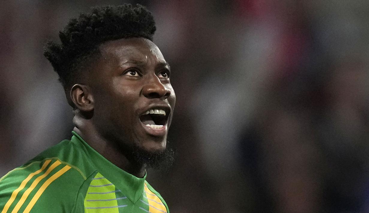 Kiper Manchester United, Andre Onana dalam laga leg 1 perempat final Liga Europa 2024/2025 melawan Lyon di Parc Olympique Lyonnais Groupama stadium, Decines-Charpieu, Prancis. (AP Photo/Thibault Camus)