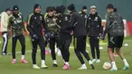 Para pemain Manchester United saat mengikuti sesi latihan tim di AON Training Complex, Carrington, Inggris, Rabu 12 April 2023. (Nick Potts/PA via AP)